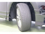 タイヤサイズ 225/55R19。高輝度シルバー塗装で端正なデザインの純正アルミホイールを装着しています。足元をクールに引き締めてくれ、しっかりした走りも楽しめますよ。