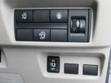 助手席側電動スライドドア★運転席からワンタッチで、左側スライドドアの開閉が可能です。