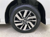 165/65R14のタイヤサイズの純正アルミホイール付きになります。