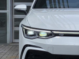 LEDマトリックスヘッドライト「IQ.LIGHT」。対向車や先行車を検知し、LEDを個別制御。まぶしさを抑えながら、夜間の視界をしっかり確保します。