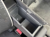 中央には、センターコンソールボックスがあります。