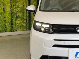 【LEDヘッドライト】悪天候や夜間走行時も良好な視界を確保し安心して運転できる高輝度LEDヘッドライトを装備!点灯速度が早く、消費電力も抑えられています。