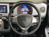 インテリアに合わせたデザインのステアリングは、運転される方のことも考え、運転しやすい形状、大きさです。是非一度、実際に触ってお確かめください。
