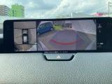 死角をなくし、狭い場所での取り回しや駐車をサポートする「全周囲カメラ(360&deg;ビューモニター)」を装備。車体が大きく見えがちなCX-60でも、上空から見下ろす視点で驚くほど簡単に駐車できます。