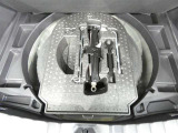 スペアタイヤレス車です。応急セットを搭載しております。