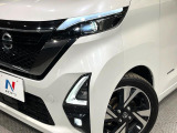 【LEDヘッドライト】悪天候や夜間走行時も良好な視界を確保し安心して運転できる高輝度LEDヘッドライトを装備!点灯速度が早く、消費電力も抑えられています。