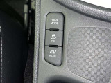 【横滑り防止機能】 車両走行安定補助システム搭載  車が横滑りしそうになった際に、横滑りを防ぐ安全装備が付いています。