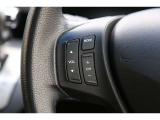 ハンドル左部分でオーディオ操作が可能。そのため、運転中でも目線をずらさずに安全運転♪