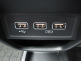 アクセサリーソケットにUSBポートも装備してます。ナビのAV出力や携帯電話の充電などに便利です。