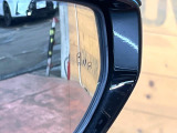 【ブラインドスポットモニター】走行中、ドアミラーの死角になりやすい箇所に後続車が接近するとサイドミラーのレンズに警告を表示!ドライバーに注意喚起をしてくれます。