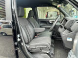 ひじ掛けのついたベンチシートタイプの運転席です。