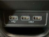 【USBポート】USBポートも装備されています、スマートフォンの充電やオーディオに連携も可能です、今や欠かせない装備の一つです!