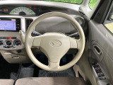 インテリアに合わせたデザインのステアリングは、運転される方のことも考え、運転しやすい形状、大きさです。是非一度、実際に触ってお確かめください。