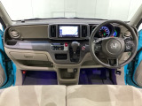 車内は光触媒抗菌消臭施工済です。インパネ周りはスタイリッシュなデザインで機能や装備も充実しています。グローブボックスやカップホルダーのほかにトレーなどたくさんの収納スペースが付いています。
