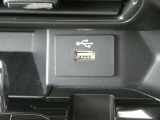 USBソケット 走行中にスマートフォンやタブレット端末を充電することができます。