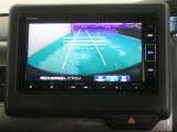 車両後方の映像を映すバックモニター。進路を確認しながら安全に車庫入れできます。