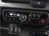 【オートエアコン】温度を設定すれば自動で快適な車内温度を保ちます。エアコン内部の高性能脱臭フィルターで車内のアレルゲンや花粉を除去。