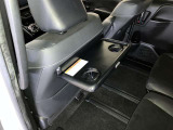助手席シート背面にシートバックテーブルが付いています。