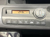 【オートエアコン】一度お好みの温度に設定すれば、車内の温度を検知し風量や温度を自動で調整。暑い&hellip;寒い&hellip;と何度もスイッチ操作をする必要はありません。快適な車内空間には必須の機能ですね♪
