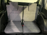 床下収納式のサードシートです。座席部分をコンパクトに収納でき、広大な荷室スペースとしてお使いいただけます!乗車人数や荷物の量など利用シーンに合わせて3列目を有効活用でき、とっても便利♪
