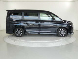 両側パワースライドドア付きだから、狭い駐車スペースなどでの 乗り降りラクラク!小さなお子さまのいるご家庭には嬉しい装備。