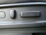 【パワーシート】電動でシートポジションの変更が可能です。手動式より細かくシート設定が可能ですのでより快適な姿勢でドライブを楽しんで頂けるでしょう。