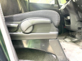 【アームレスト】運転中の身体の負担を軽減してくれるアームレストを装備♪