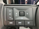 ステアリングスイッチ付。ハンドルから手を離さずにオーディオ操作が出来て安全です。