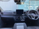見通しが良く運転しやすいコックピット。大画面ナビや各種操作スイッチが扱いやすい位置に配置されています。