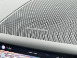 【harman kardon】ハーマンカードンのHi-Fiスペシャリストと共に、モデル別に開発・設計された専用チューニングが臨場感溢れる音響空間を実現しています。