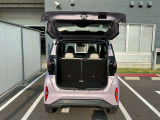 バックドアは大きく開きます。定員乗車時でも十分広いラゲッジスペースを確保しています