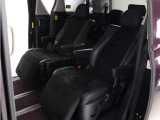 【特別仕様車限定】ハーフレザーシート!本革&ブラック人工皮革とアルカンターラシートがミックスされたハーフレザーシートです。おしゃれな色の組み合わせで高級感のある車内空間が広がっております。