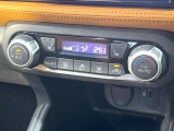 【オートエアコン】一度お好みの温度に設定すれば、車内の温度を検知し風量や温度を自動で調整。暑い&hellip;寒い&hellip;と何度もスイッチ操作をする必要はありません。快適な車内空間には必須の機能ですね♪