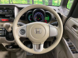 インテリアに合わせたデザインのステアリングは、運転される方のことも考え、運転しやすい形状、大きさです。是非一度、実際に触ってお確かめください。