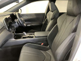 FSPORT専用本革スポーツシート。快適で操作性の良い運転の基本は、シートポジションです。