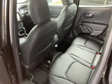 【リアシート】屋根までの高さがある車のため、大人の方でも圧迫感が少なく乗車出来ます。足元は広く取られているため、ゆったりとお乗り頂けます。