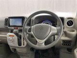 運転席まわりです。 各操作スイッチは使いやすい位置に配置されてます。