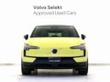 EVエクステリアならではのフロントシールドデザイン、ボルボアイデンティティを進化継承する印象的なトールハンマーライトが、自信に溢れたモダンなフェイスを表現。