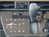 オートエアコンで温度調整も楽チン!四季を問わず快適に運転することが出来ます。