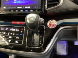 シンプルでとても使いやすいインパネシフトに、パーキングブレーキは電子制御パーキングブレーキです。
