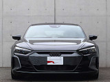 ●一目でAudiとわかる特徴的なシングルフレームグリル・LEDランプ。精悍なフロントマスクからAudiのスマートで上品なブランドを連想させてくれます。女性にも大変ご好評頂いております。