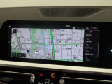 【純正ナビゲーション】BMWのナビゲーションは操作性も良く、詳細な地図情報と交通状況を見やすく表示し、快適なドライビングをサポートしながら目的地までナビゲートします。