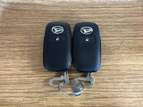 【スマートキー】 スマートキーを携帯していれば、ドアハンドルのボタンを押すだけでロックの解除ができます。