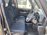 前席です。センターコンソールが無いので車内での左右移動が出来ます。