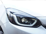 【ヘッドライト】省電力で長寿命の明るく運転しやすいLEDヘッドランプです。明るく照らすので暗い夜道からお客様を守ってくれます。