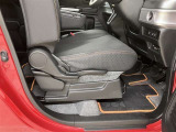 前後はもちろんのこと手動でシートを上下に動かすことができます。体格や好みに合わせることにより長距離運転時の疲労軽減や安全性向上に寄与します。