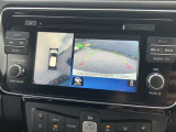 アラウンドビューモニターは4方のカメラで真上から車を見たようにモニターで確認ができる日産の自慢の装備です。是非実際の車で体感してみてください。