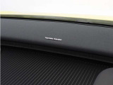 【harman/kardon】5つのスピーカーを内蔵したサウンドバーにより、ドライバーを包み込む音場を実現しました。また、洗練されたミニマルデザインは、キャビンをスタイリッシュに彩ります。