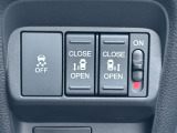 両側電動スライドドアです。リモコンや運転席スイッチ、ドアハンドルの操作で自動開閉。お子さまを抱きかかえている時や荷物の多い時などに便利です。