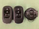 スマートキーを装備しています。鍵を差し込むことなくドアロックの開け閉めと、スタートボタン操作でのエンジンスタートができます。加えて、純正リモコンエンジンスターター用の操作キーもついています。